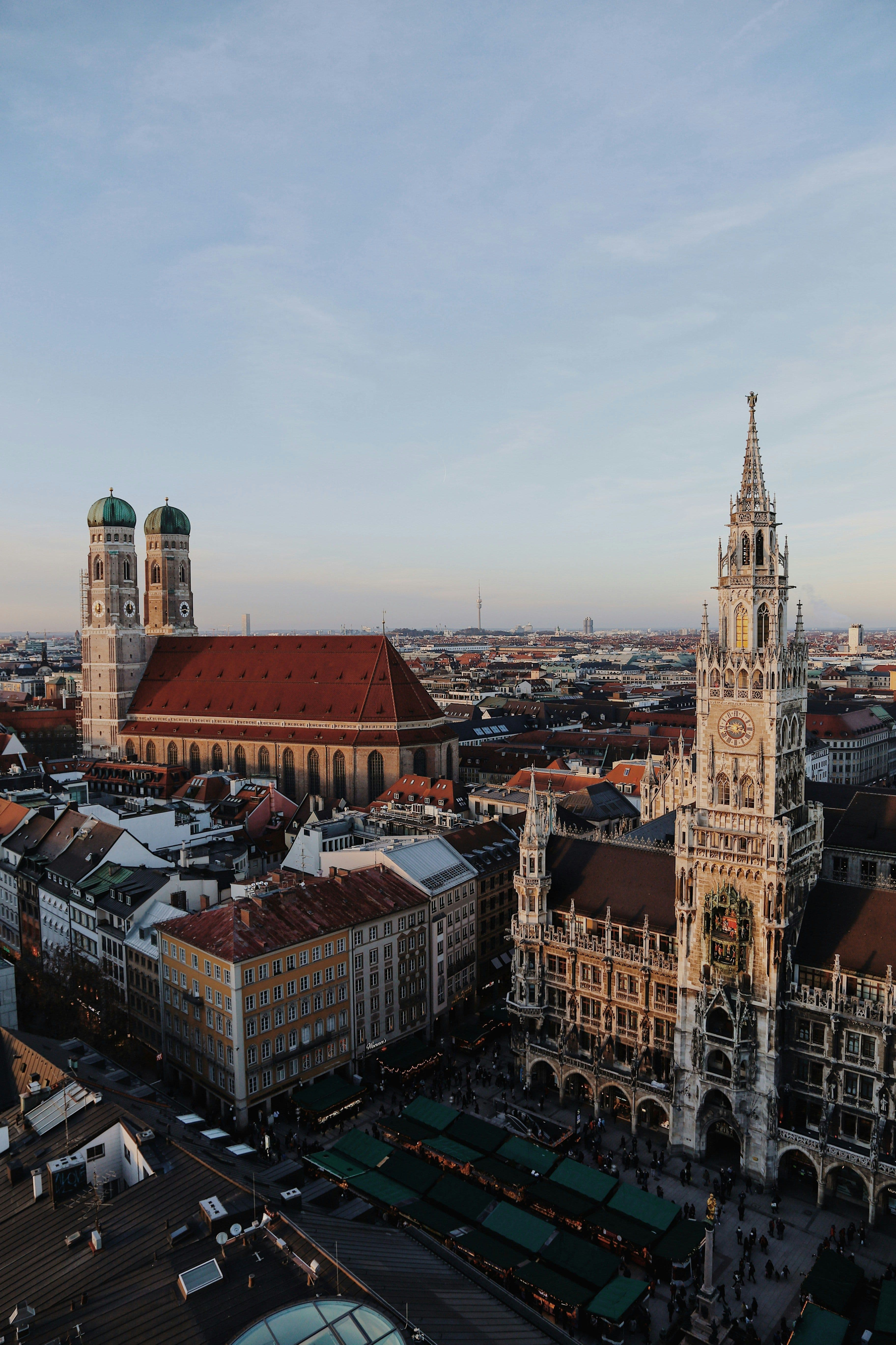 Blick über München mit Frauenkirche und Neuem Rathaus im Abendlicht